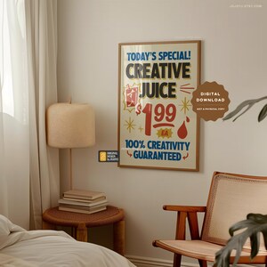 Op de afbeelding: Een vintage poster die "Creatieve Sap" adverteert voor $ 1,99. De poster is in een houten lijst en heeft een rood, blauw en geel kleurenschema. De tekst "100% Creativiteit gegarandeerd" staat op de poster.