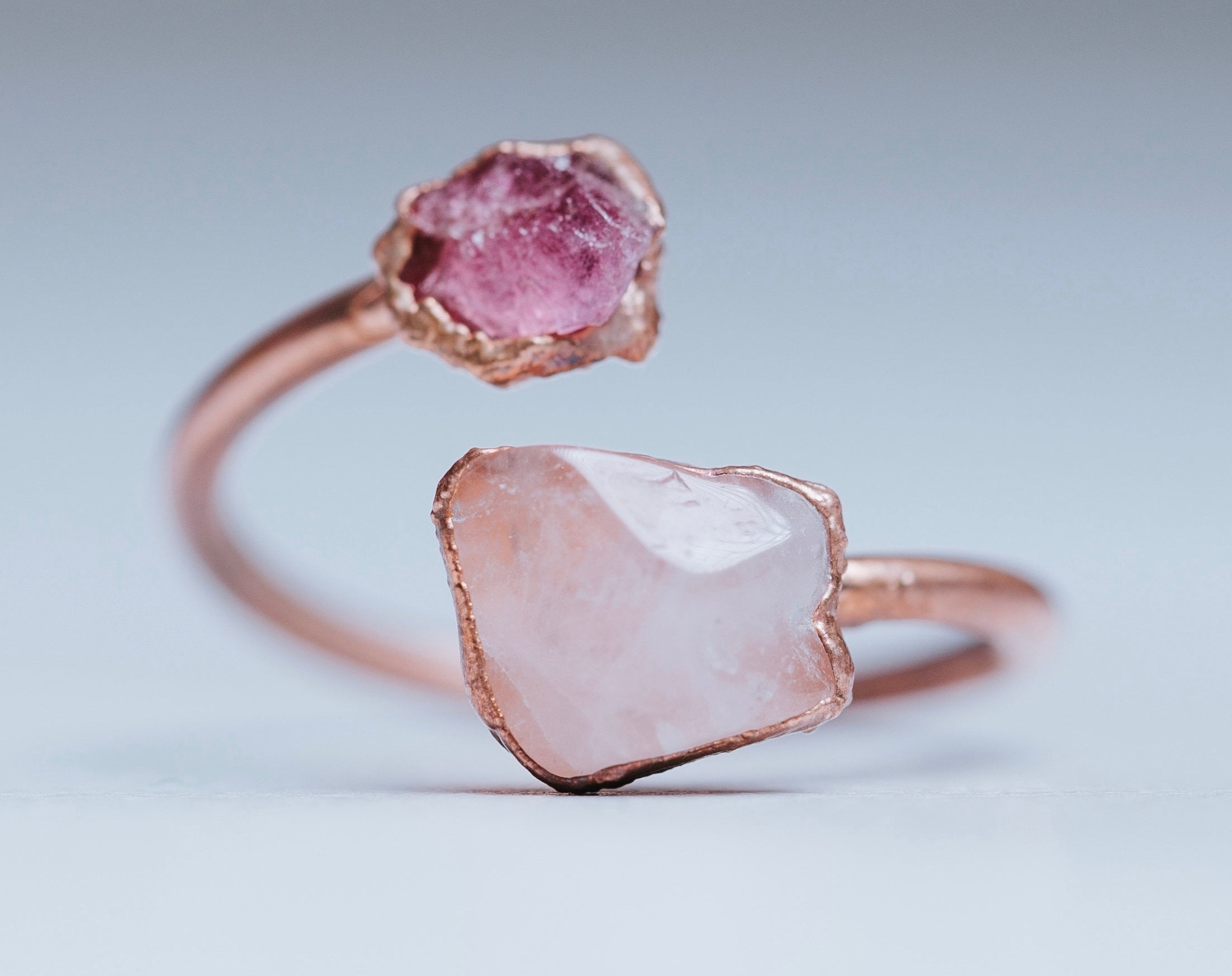 Розовый кварц с золотом. Розовый кварц турмалин камень. Кольцо диор с розовым кварцем. Турмалиновый кварц камень. Розовый турмалин в кварце.