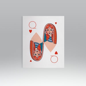 Puede incluir: Carta de juego Reina de Corazones con una ilustración estilizada de una mujer que lleva un atuendo con estampado rojo y azul y un cubrecabezas rojo. La carta tiene un corazón rojo en cada esquina y la letra Q en la esquina superior izquierda.
