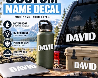 Könnte beinhalten: Ein personalisierter Namensaufkleber mit dem Namen DAVID in weißen Großbuchstaben. Er ist auf einer grünen Trinkflasche, einem Laptop, einer Autoscheibe und einer beigen Kühlbox zu sehen. Der Text umfasst CUSTOM NAME DECAL, YOUR NAME. YOUR STYLE., WATERPROOF, UV RESISTANT, PREMIUM VINYL sowie Breiten von 4, 6, 8 und 10 Zoll.