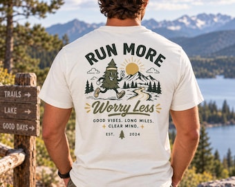 Camiseta "Corre más, preocúpate menos" con colores cómodos / Camiseta de running PNW / Camiseta para corredores de montaña / Regalo para corredores