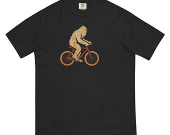 Camiseta de ciclismo de Pie Grande • Camiseta de Sasquatch en bicicleta • Camiseta divertida de Cryptid • Gráfico retro al aire libre