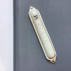 Mezuzah case, porcelain,motifs from the Dohany synagogue building