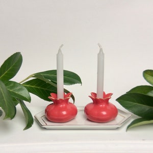 Bougeoirs en forme de grenade sur un plateau, bougeoirs en porcelaine de Shabbat