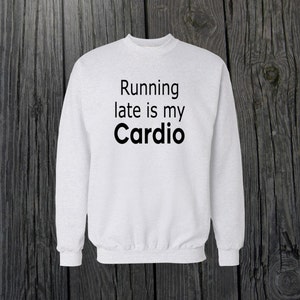 Running Late is My Cardio Crewneck Sweatshirt Herren/Damen Unisex Weiß Schwarz Soft Cotton Crewneck Sweatshirt