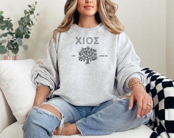 Peut inclure: Un sweat-shirt gris avec un motif noir d'un olivier et le texte "XIOS EST 3000 BC".