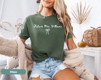 Personalisiertes Future Mrs. Shirt | Kokette Junggesellinnenabschied T-Shirt | Benutzerdefinierte Verlobungsgeschenk | Brautparty Verlobte Geschenk | Engagiert Shirt