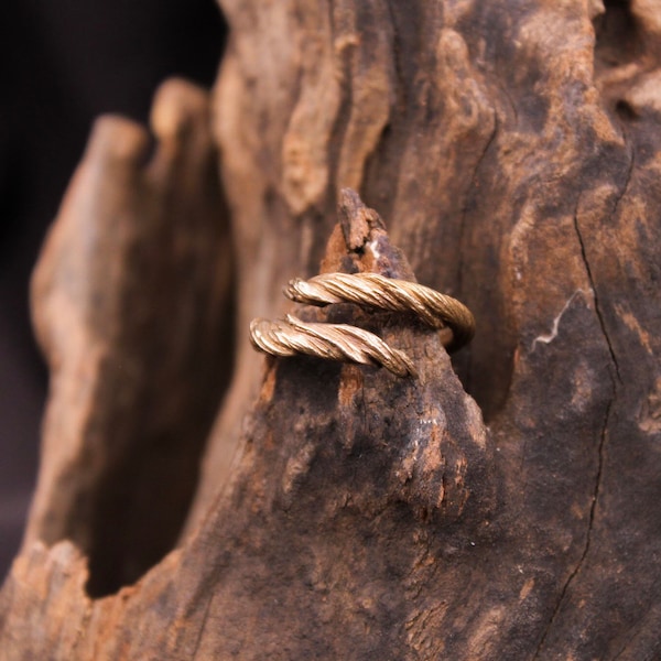 Bague en bronze ”Sylphe” - branche torsadé sculptée à la main