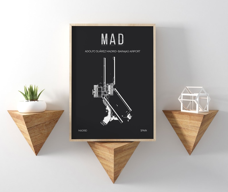 Puede incluir: Impresi&oacute;n en blanco y negro de un mapa de aeropuerto con el texto "MAD" y "ADOLFO SU&Aacute;REZ MADRID-BARAJAS AIRPORT" sobre un mapa del aeropuerto. Los textos "MADRID" y "SPAIN" est&aacute;n debajo del mapa.