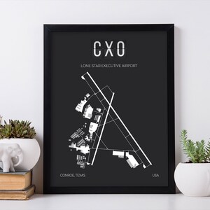Puede incluir: Impresi&oacute;n de mapa de aeropuerto en blanco y negro con el texto "CXO LONE STAR EXECUTIVE AIRPORT CONROE, TEXAS USA".