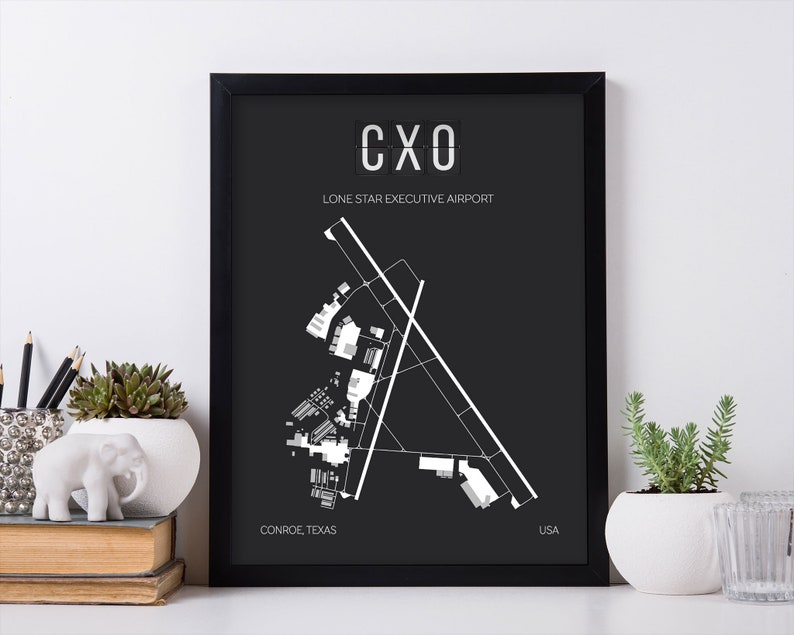Puede incluir: Impresi&oacute;n de mapa de aeropuerto en blanco y negro con el texto "CXO LONE STAR EXECUTIVE AIRPORT CONROE, TEXAS USA".