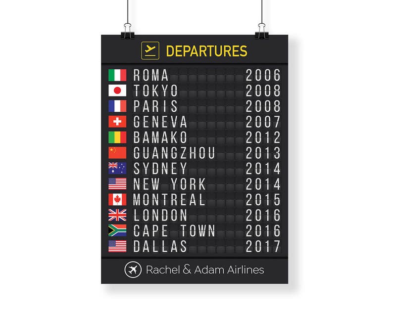 Puede incluir: Un tablero de salidas de aeropuerto en blanco y negro con un icono de avi&oacute;n amarillo y el texto "DEPARTURES". El tablero enumera los destinos de vuelo y las horas de salida para ciudades de todo el mundo, incluyendo Roma, Tokio, Par&iacute;s, Ginebra, Bamako, Guangzhou, Sydney, Nueva York, Montreal, Londres, Ciudad del Cabo y Dallas. El tablero tambi&eacute;n incluye el texto "Rachel & Adam Airlines".