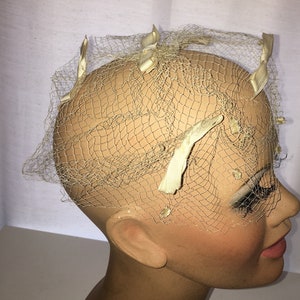 1950s Vintage White Cream Lace Head or Hat Covering w/ Bows & Veil Headpiece