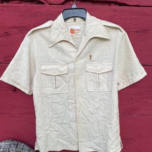 1960er 1970er Jahre Vintage Leinenähnliche Baumwolle Hawaiihemd von Lolani Hawaii Tiki Polynesian Loungewear