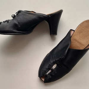1940s Vintage Black Satin Peep Toe Slippers Heels Wedding Shoes Mules w/ Frog Closures