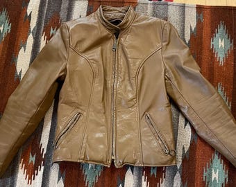 60s 70s Vintage Books Leather Sportswear Camel Brown Leather Cafe Racer Motorcycle Jacket SZ 30 MOTO