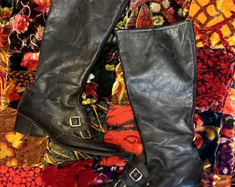 Vintage 1970er Jahre A Flings Creation Kunstleder Schwarz Reißverschluss Schnalle Knie Stiefel Go Go Stil 1960er Jahre SZ 9 M Kinney