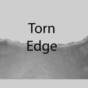Könnte beinhalten: Graustufenbild mit dem Text "Torn Edge" in fetter Schrift. Der Text befindet sich über einer strukturierten, zerrissenen Papierkante, wodurch ein visueller Kontrast zwischen dem glatten Text und dem rauen Papier entsteht.
