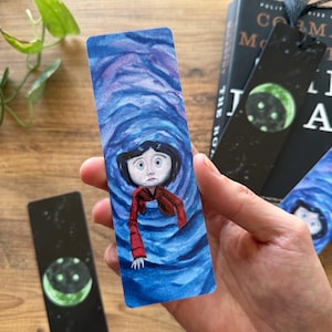 Coraline Lesezeichen, 2x6 ”Lesezeichen, doppelseitig, Coraline Art, Lesezeichen mit Quaste