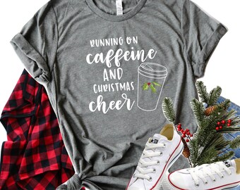 クリスマス シャツ、カフェインで走る、クリスマス チア シャツ、レディース クリスマス シャツ、クリスマス コーヒー シャツ/かわいいクリスマス シャツ