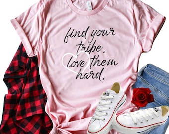 Camisa De San Valentín, Encuentra Tu Tribu Ámalos Camisa Dura, Camisa Mom Tribe, Camisa Amistad, Galentine's Day Shirt, Galentines Gift