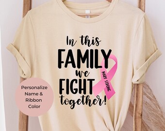 In questa famiglia combattiamo insieme camicia/camicia contro il cancro della famiglia/camicia di sostegno del cancro/camicie contro il cancro per le donne/camicia contro il cancro al seno/cancro Tee