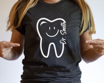 Dentista Camicia Personalizzata, Camicia Personalizzata Dentista, Camicia Dente, Camicia Dente Carina, Camicia Assistente Dentale, Camicia Dentale, Tee Igienista Dentale