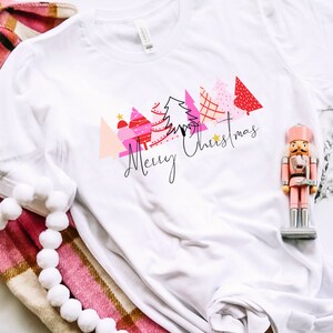 Rosa Tannenbäume Shirt, Frohe Weihnachten Shirt, Rosa Weihnachtsshirt, Frauen Weihnachtsshirt, Rosa Weihnachtsshirt, Hübsches Weihnachtsshirt