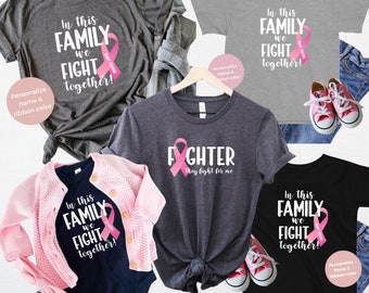 Combatti la camicia contro il cancro, in questa famiglia combattiamo insieme, camicia personalizzata contro il cancro al seno, nastro contro il cancro, lotta contro il cancro, regalo contro il cancro, supporto per il cancro
