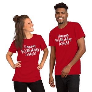 以下が含まれることがあります： 「ハッピーバースデーイエス！」と書かれた白い文字が赤いTシャツを着た2人