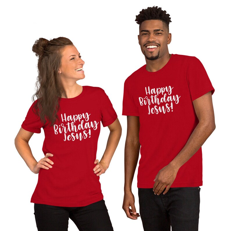 以下が含まれることがあります： 「ハッピーバースデーイエス！」と書かれた白い文字が赤いTシャツを着た2人