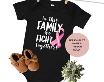 BABY- In dieser Familie kämpfen wir zusammen Säuglings-Body, Brustkrebs-Stützbody / Oma-Krebs, Mutter-Krebs, Krebs-Geschenke