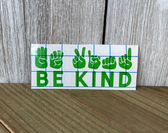 Be Kind ASL Vinilo Calcomanía - para ordenadores portátiles coches tazas hidro matraces tazas ventanas nevera snowboard lonchera caja de herramientas