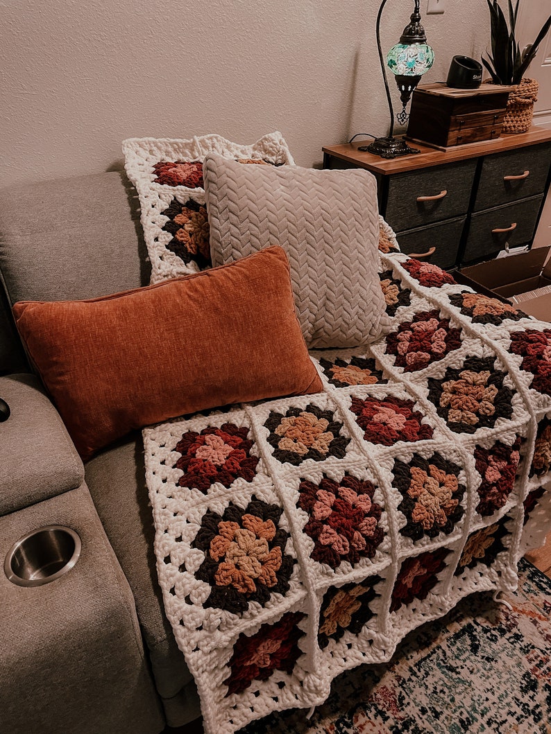 Chunky Granny Square Blanket CROCHET PATTERN for Beginners Fast Easy Trendy Blanket image 2