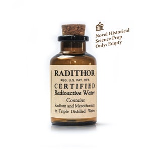 Puede incluir: Una pequeña botella de vidrio marrón con un tapón de corcho. La etiqueta dice "RADITHOR REG. U.S. PAT. OFF. CERTIFIED Radioactive Water Contains Radium and Mesothorium in Triple Distilled Water".