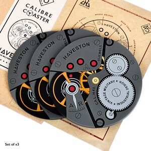 Puede incluir: Conjunto de tres posavasos circulares grises y negros con un dise&ntilde;o detallado de mecanismo de reloj. Los posavasos tienen el texto "HAVESTON" y "CAL.H45" impreso en ellos.