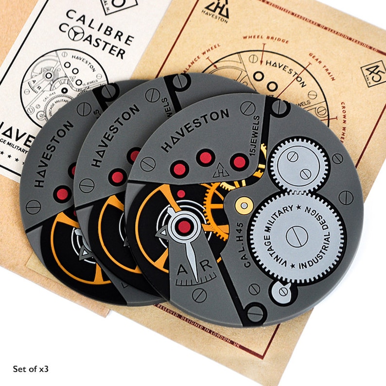 Puede incluir: Conjunto de tres posavasos circulares grises y negros con un dise&ntilde;o detallado de mecanismo de reloj. Los posavasos tienen el texto "HAVESTON" y "CAL.H45" impreso en ellos.