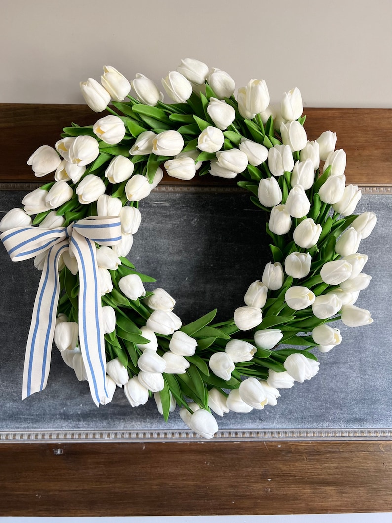 Indoor White Tulip Wreath image 1