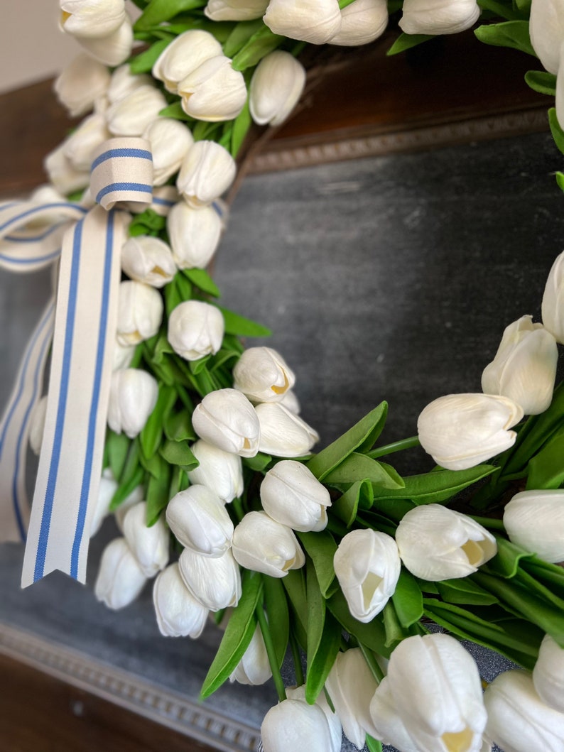 Indoor White Tulip Wreath image 3