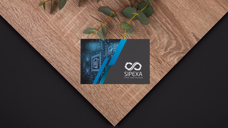 Op de afbeelding: Een visitekaartje met een blauw en zwart ontwerp. De kaart heeft een logo met een oneindigheidssymbool en de tekst "SIPEXA Think and Imagine".