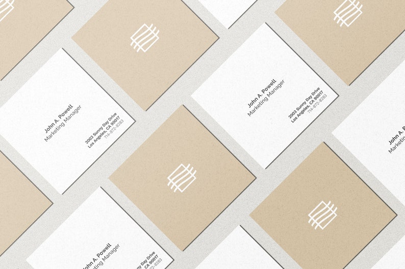 Op de afbeelding: Een stapel witte visitekaartjes met een eenvoudig logo van drie horizontale lijnen. De tekst op de kaart luidt "John A. Powell, Marketing Manager, 2003 Sunny Day Drive, Los Angeles, CA 90017, 714-872-8263."