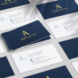 Op de afbeelding: Meerdere visitekaartjes met een donkerblauwe achtergrond en gouden letters. Het logo is een gestileerde letter "A" met de tekst "ALICE & CO" eronder. De tekst "Gracie Hannah, Senior Designer" staat ook op de kaartjes.