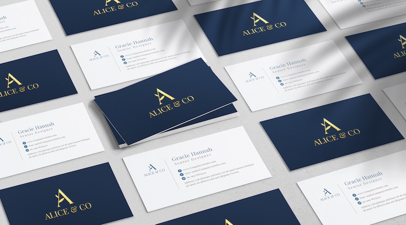 Op de afbeelding: Meerdere visitekaartjes met een donkerblauwe achtergrond en gouden letters. Het logo is een gestileerde letter "A" met de tekst "ALICE & CO" eronder. De tekst "Gracie Hannah, Senior Designer" staat ook op de kaartjes.