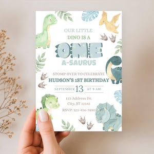 Set di inviti per il primo compleanno a tema dinosauri, decorazioni per la festa "One A-Saurus", invito di compleanno a tema dinosauri, decorazioni per il primo compleanno, striscione per seggiolone immagine 5