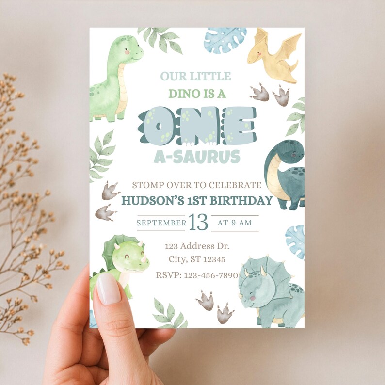 Set di inviti per il primo compleanno a tema dinosauri, decorazioni per la festa "One A-Saurus", invito di compleanno a tema dinosauri, decorazioni per il primo compleanno, striscione per seggiolone immagine 5