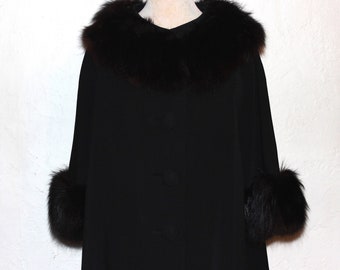 Chic 1950 coat with fur / Vintage evening coat in black wool / Audrey Hepburn Madmen style winter coat