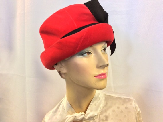 1950 Red Velvet Hat / Vintage Woman Hat With Black Ribbon  display picture 1