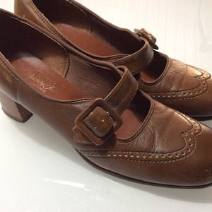 Vintage 1960 shoes with buckle and Cuban heels / Retro leather caramel pumps