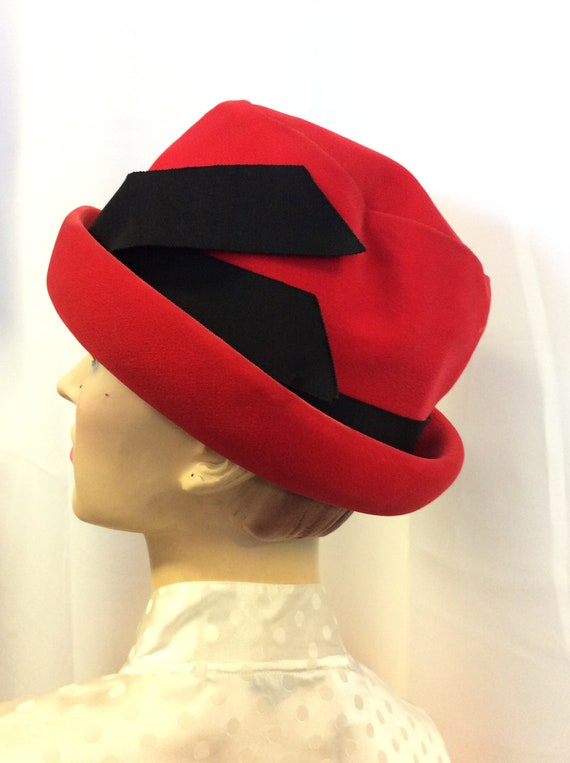 1950 red velvet hat / Vintage woman hat with black ri… - Gem display picture 3
