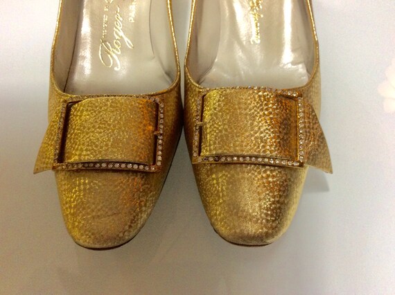 Roger Vivier 1960 shoes / Gold pumps with rhinesto